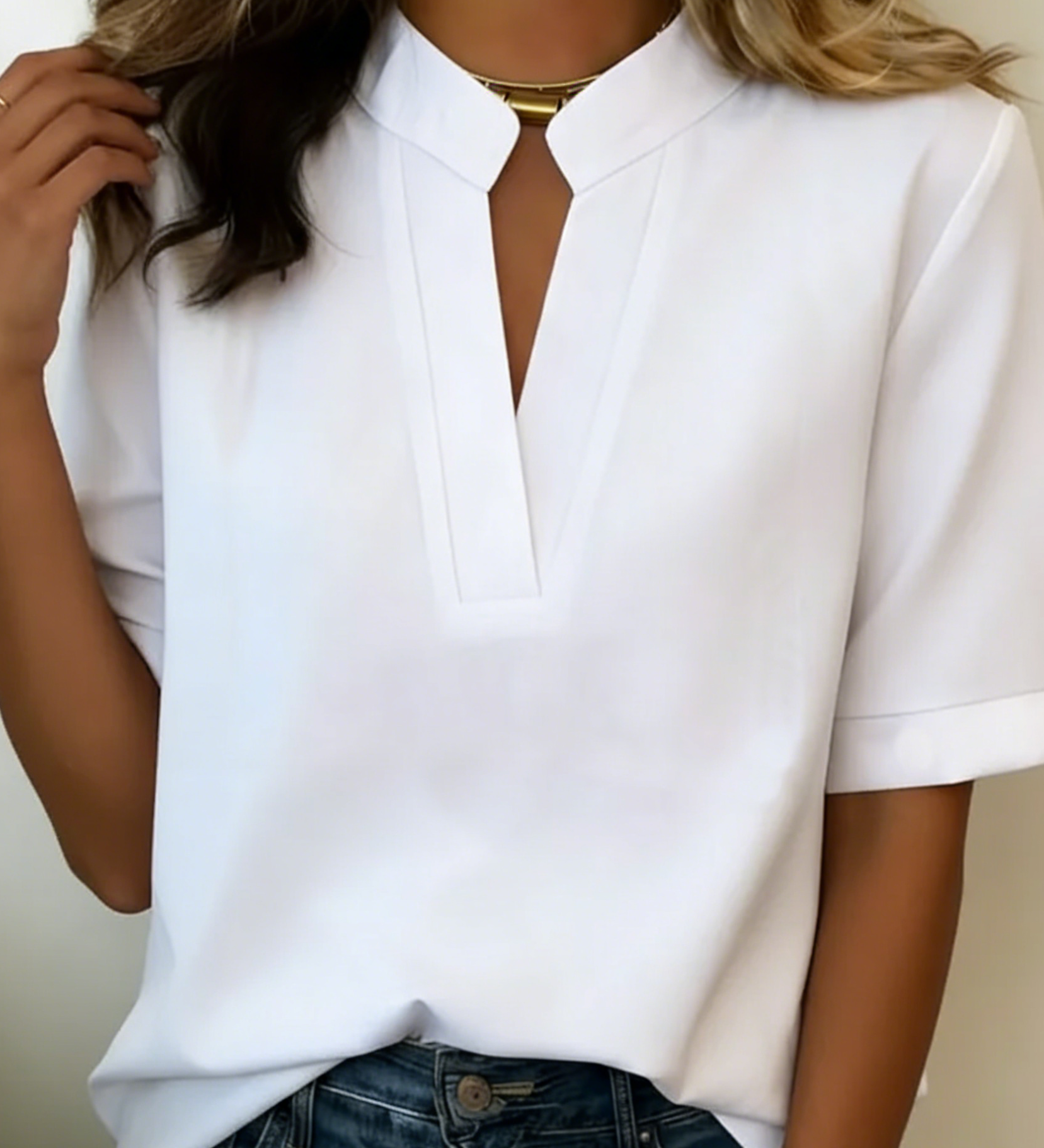 Margarida | Blusa com Decote em V e Detalhe Dourado