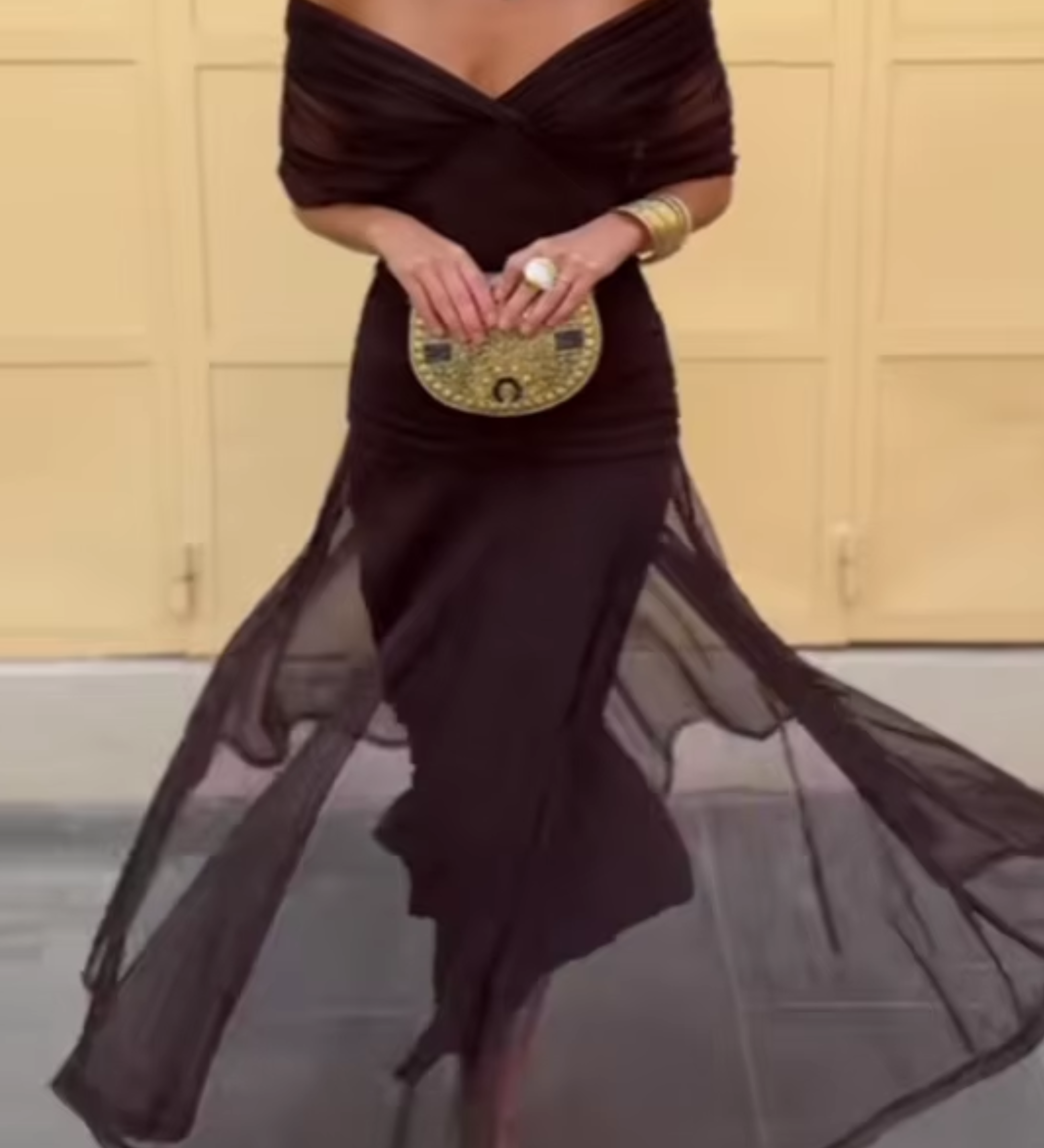 Vestido Elegante com Decote em V