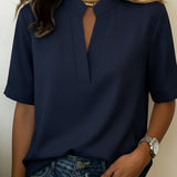 Margarida | Blusa com Decote em V e Detalhe Dourado