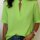 Margarida | Blusa com Decote em V e Detalhe Dourado