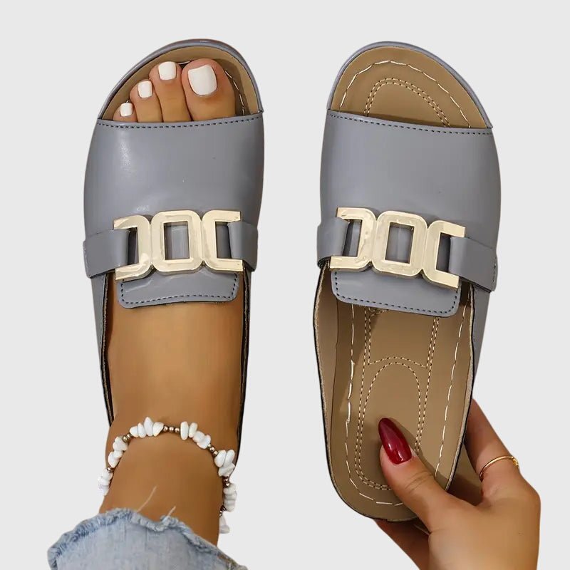 Joana | Sandálias com Fivela Dourada Elegante