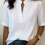 Margarida | Blusa com Decote em V e Detalhe Dourado